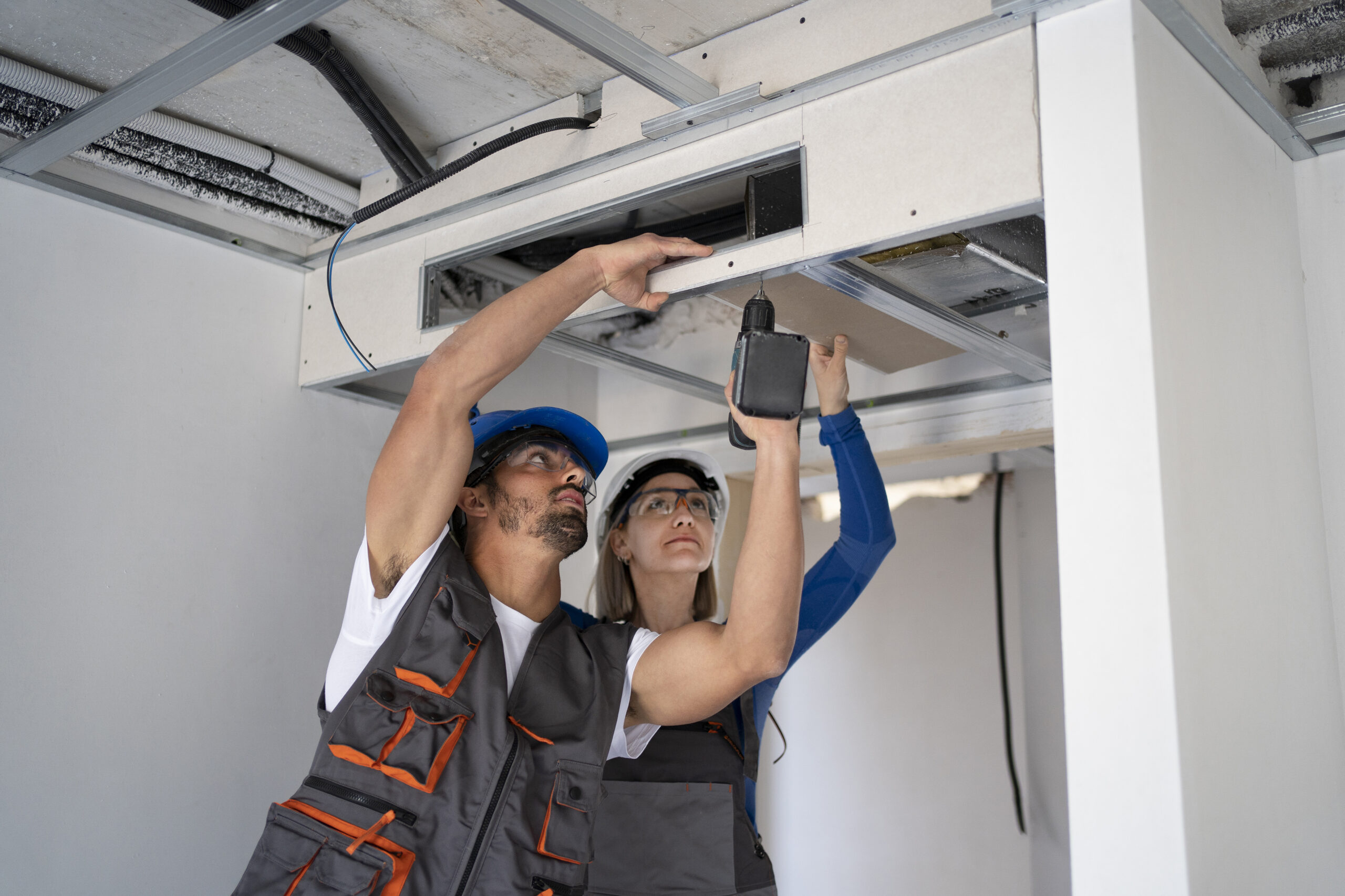 https://thermovac.ca/wp-content/uploads/2024/11/medium-shot-people-wearing-safety-helmets-scaled.jpg